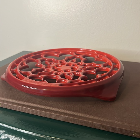 Le Creuset France Cerise Red Enameled Cast Iron Deluxe Round 8'' Trivet - Picture 4 of 8